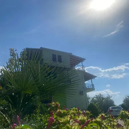Llacini House Affittacamere